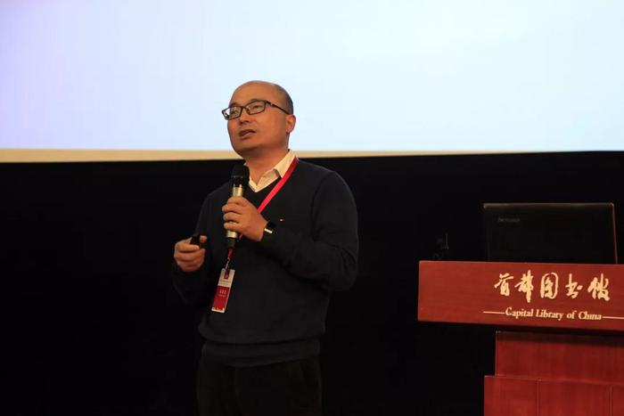 温州市图书馆馆长胡海荣作题为《城市书房—公共阅读新空间》的主旨