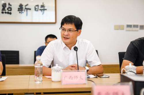 广西师大出版社集团副总裁施东毅介绍集团发展情况.jpg