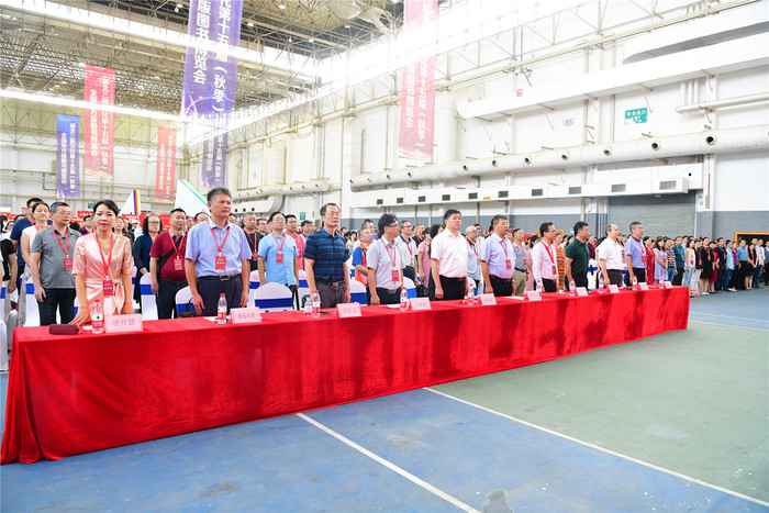 开幕式现场，全体起立同唱国歌，致敬新中国成立70周年 李显杨 摄.jpg