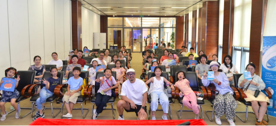 阿涩携《大金瓜》《新绘儿童杂事诗》做客杭图(1)(1)2028.png
